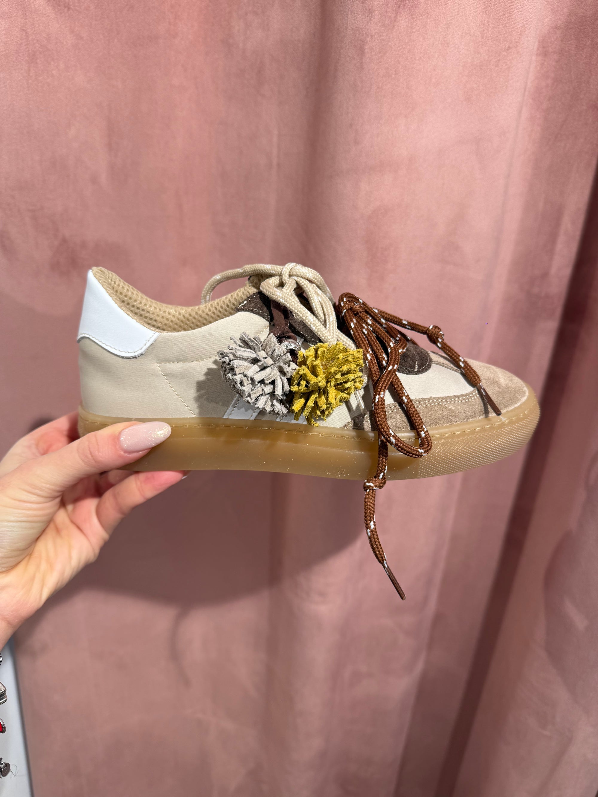 Sneakers Via Mondana Velia