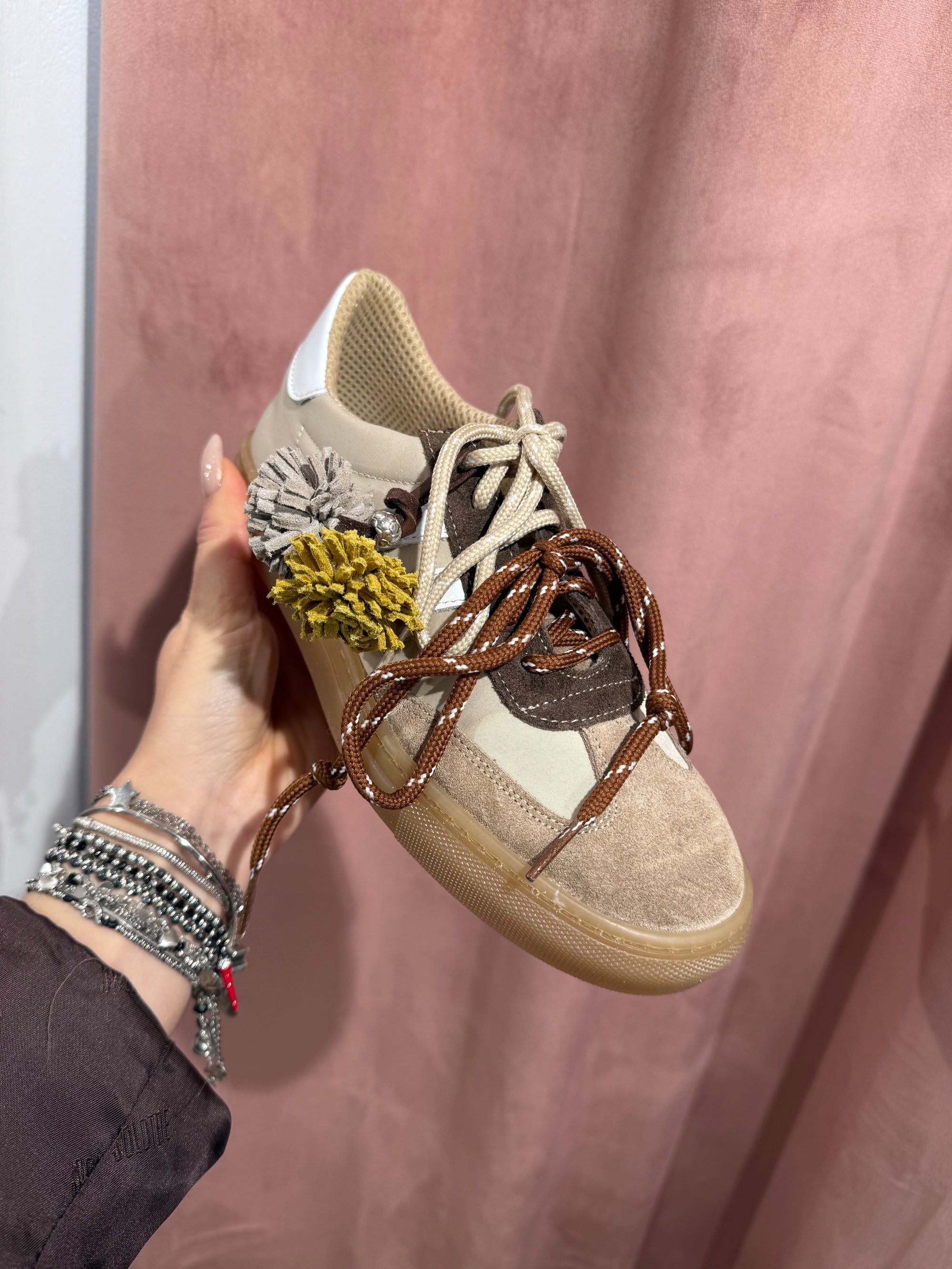 Sneakers Via Mondana Velia