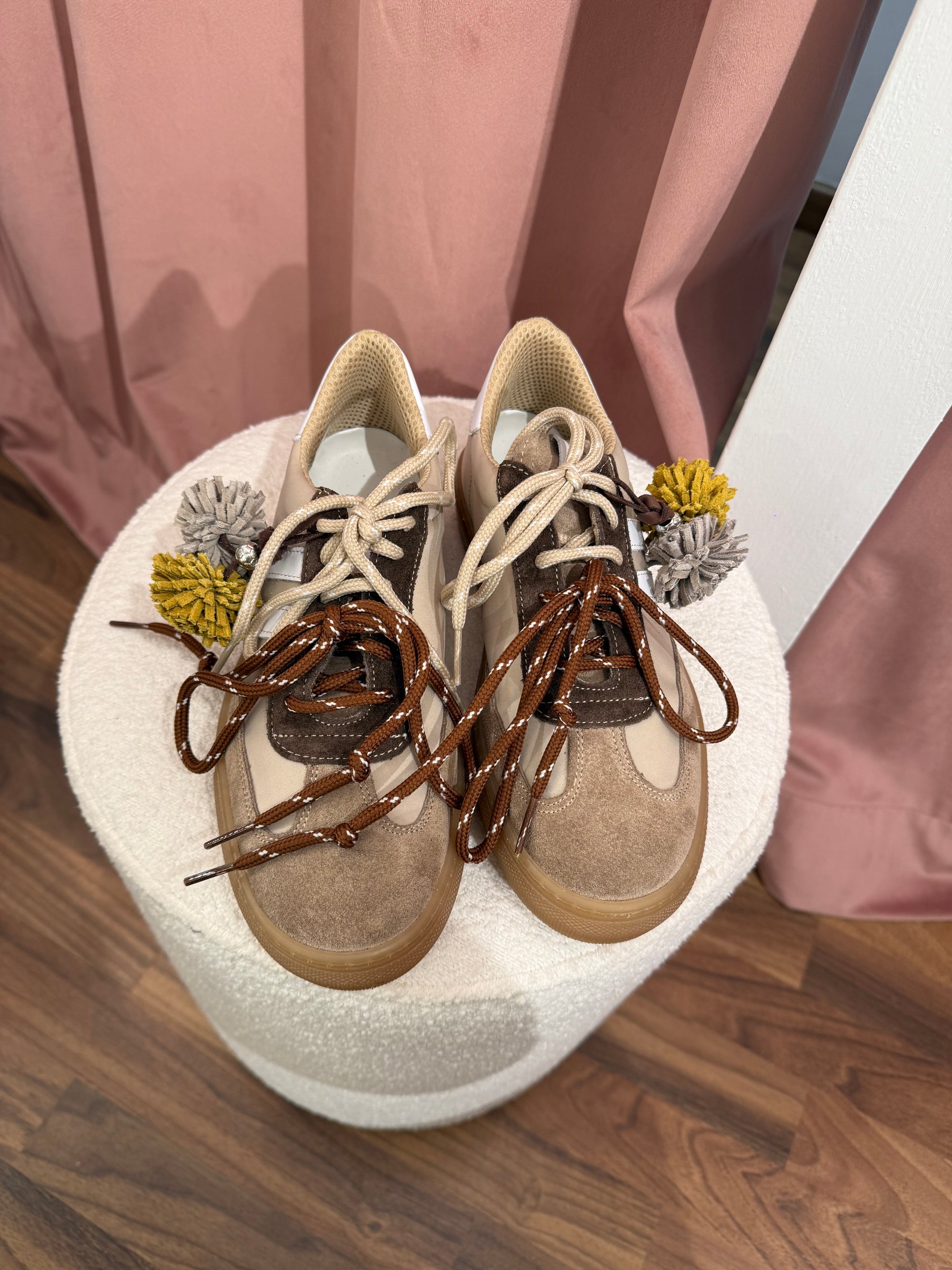 Sneakers Via Mondana Velia